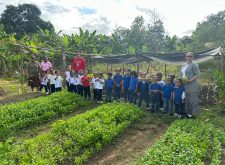 DR003 Kid Learning At The Garden