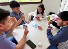 GU004 Playing UNO